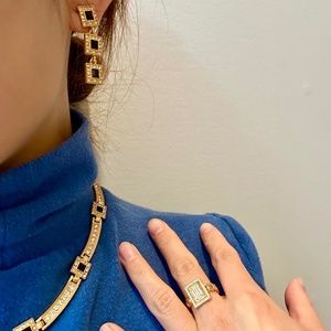 Fancy Black and Gold Necklace， It's like the jewel from the royal